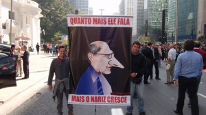 Presidente Antonio Pereira Ramos e representante sindical Renato Mingard em manifestação