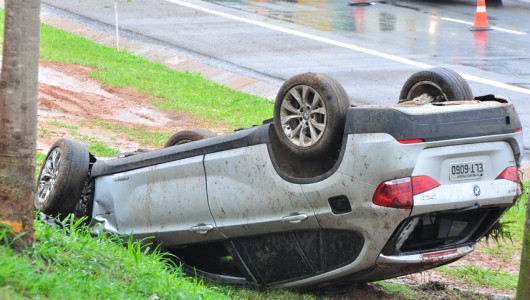 Veículo capotou após colidir contra muretas, ontem