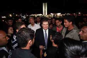 Senador Gim entre manifestantes do sistema prisional em Brasilia