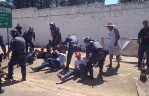 Tropa de choque da PM literalmente, levantando os agentes no braço