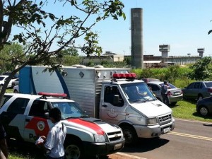 Servidores e sindicalistas formam barreira na frente da unidade