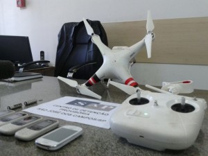 Suspeitos estariam operando mini-helicóptero que transportava celulares. Agentes da torre 4 avistaram o equipamento antes de ser lançado