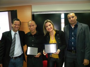 Bruna Drews e Allan Santos recebem placa de honra ao mérito por matéria que resultou em lei que acautela armas às equipes dos fóruns