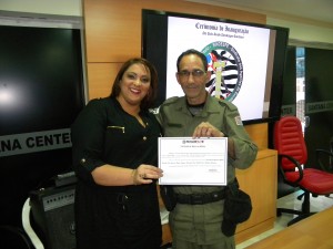 DSNEVP Maurício Olmedo recebe das mãos da Assistente Técnica do DRHU-SAP Vanessa Hernandez o certificado de honra ao mérito aos AEVPs do CDP de Mauá pelas interceptações de objetos ilícitos